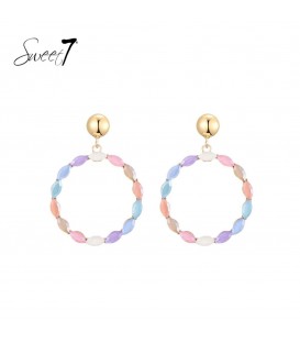 Oorbellen in zoete kleuren en een goudkleurig oor knopje