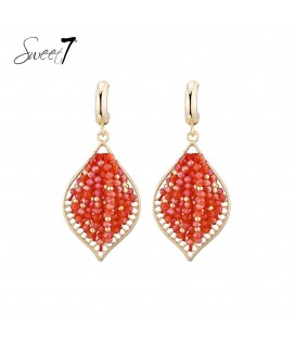 Oorbel met rode kralen en goudkleurig omlijsting