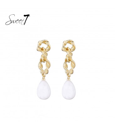 Oorbellen met goudkleurige schakels met witte ovale hanger