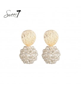 Oorbellen beige met goudkleurige structuur en sprankelende kralenbol.