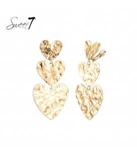 Oorclips met drie goudkleurig harten met een gehamerd motief