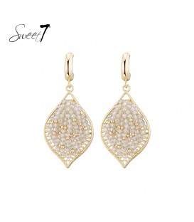 Beige oorbellen in ruitvorm met glas kralen en goudkleurige detail