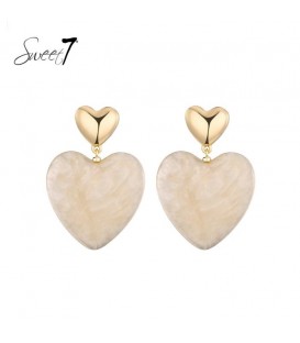 Oorbellen met beige kleurig hart en gouden detail
