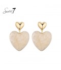 Oorbellen met beige kleurig hart en gouden detail
