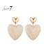 Oorbellen met beige kleurig hart en gouden detail