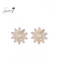 Oorbellen beige in bloemvorm met facetsteentjes