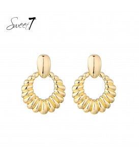 Oorbellen goudkleurig in ronde vorm met geribbelde structuur