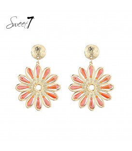 Oorbellen met gouden bloemblaadjes en rode glaskralen