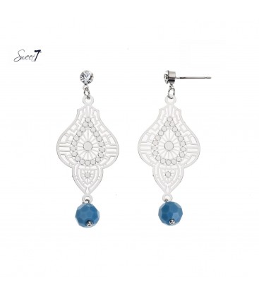 Mooie zilverkleurige oorbellen met een blauwe kraal