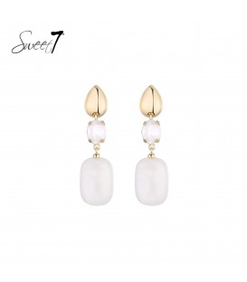 Oorbellen met witte hangers en goudkleurige details