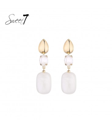 Oorbellen met witte hangers en goudkleurige details