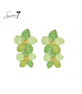 Oorbellen met twee bloemen in groene tinten van Raffia