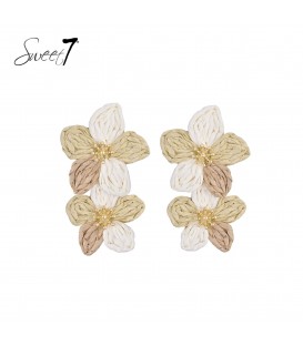 Oorbellen beige met bloemen in neutrale natuurtinten
