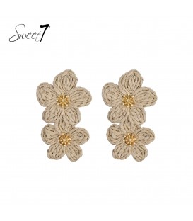 Oorbellen camel kleurig met drie bloemen van raffia