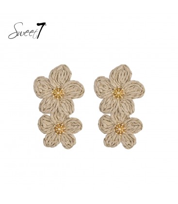 Oorbellen camel kleurig met drie bloemen van raffia