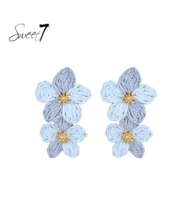 Oorbellen met dubbele lichtblauwe bloemen en goudkleurig hart
