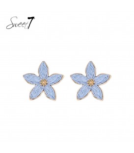 Oorbellen met lichtblauwe bloem en goudkleurig detail