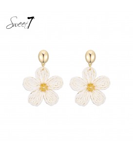 Oorbellen wit in bloemvorm en goudkleurige kern