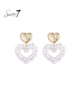 Oorbellen met gouden hart en witte bloemen in open hartvorm