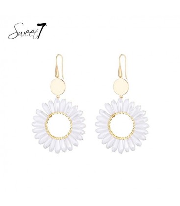 Oorbellen met witte bloem en goudkleurige details