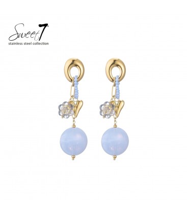 Oorbellen met blauwe kraal, bloem en goudkleurige accenten.