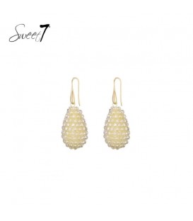 Oorbellen met beige kralen met ovale hanger