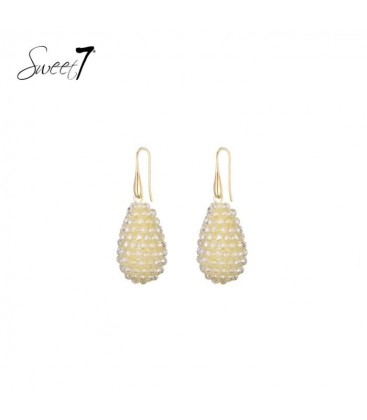 Oorbellen met beige kralen met ovale hanger