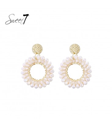 Oorbellen goudkleurige cirkel en witte glas kralen