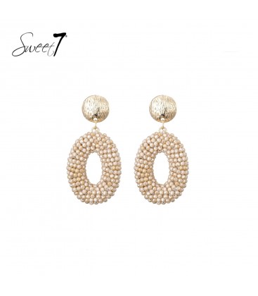 Oorbellen ovale hanger met beige kralen en goudkleurige top