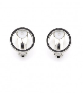 Oorclips zwart met strakke ronde vorm en zilverkleurige achterkant