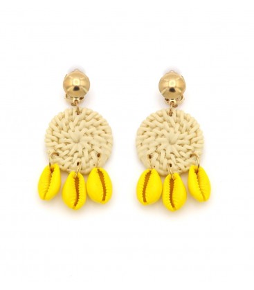 Oorclips met gele schelpen en rotan detail