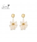 Oorbellen met creme bloem en goudkleurige stud
