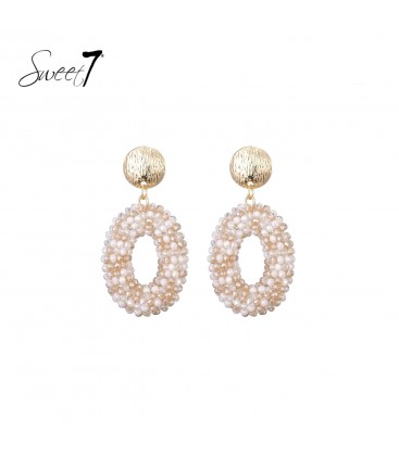 Beige met witte glas kralen en een goudkleurig oor stukje