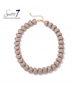 Halsketting met bruine tint en speelse hart kralen