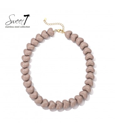 Halsketting met bruine tint en speelse hart kralen