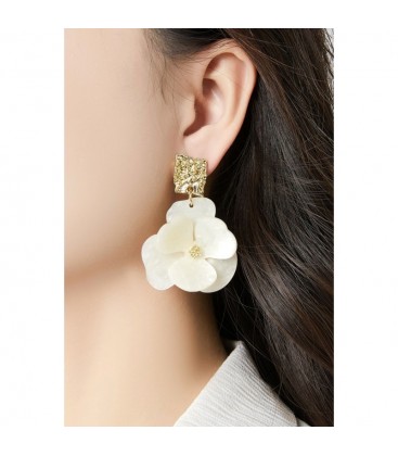 Oorclips groen met een bloemen hanger en een goudkleurig oor stukje