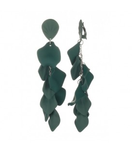 Groene oorclips met hangertjes en een bewerkt oor stukje