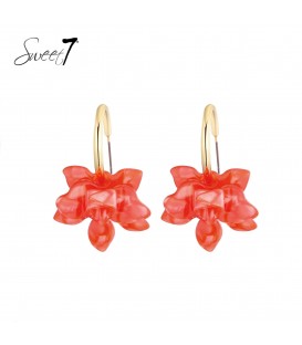 Oorbellen rood bloemen hanger en een goudkleurige halve ring