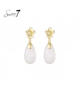 Oorbellen met sierlijke bloem en zachte witte hanger