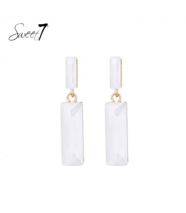 Oorbellen met strakke witte hanger en oor stukje