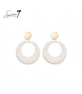 Oorbellen met goudkleurige knop en witte hanger