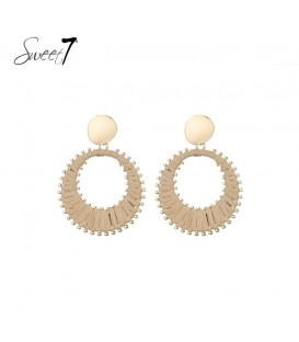 Oorbellen met beige hanger van raffia en elegante goudkleurige accenten