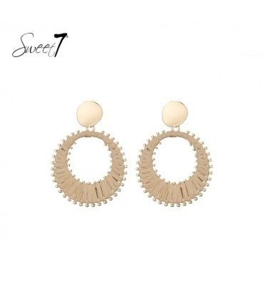 Oorbellen met beige hanger van raffia en elegante goudkleurige accenten
