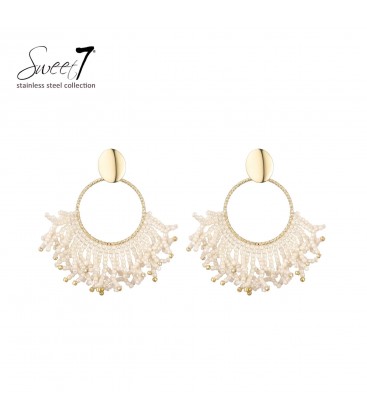 Oorbellen beige met fijne kralen en ronde hanger