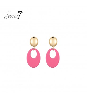 Oorbellen trendy roze hanger met een goudkleurig oor stukje
