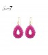 Oorbellen met roze glas kralen en druppelvormige hanger.