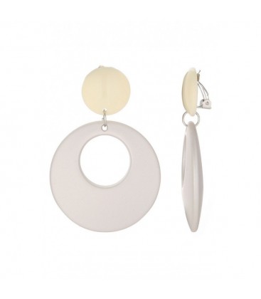 Creme oorclips met een ronde bovenzijde en lichtgrijze open cirkelvormige hanger.