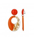 Oorclips oranje met transparante ovale vorm en goudkleurige details.