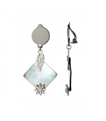 Oorclips met parelmoer ruit, zilverkleurige bladeren en bloemdetail.