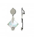 Oorclips met parelmoer ruit, zilverkleurige bladeren en bloemdetail.